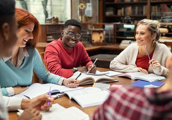 学生们在餐桌上开会